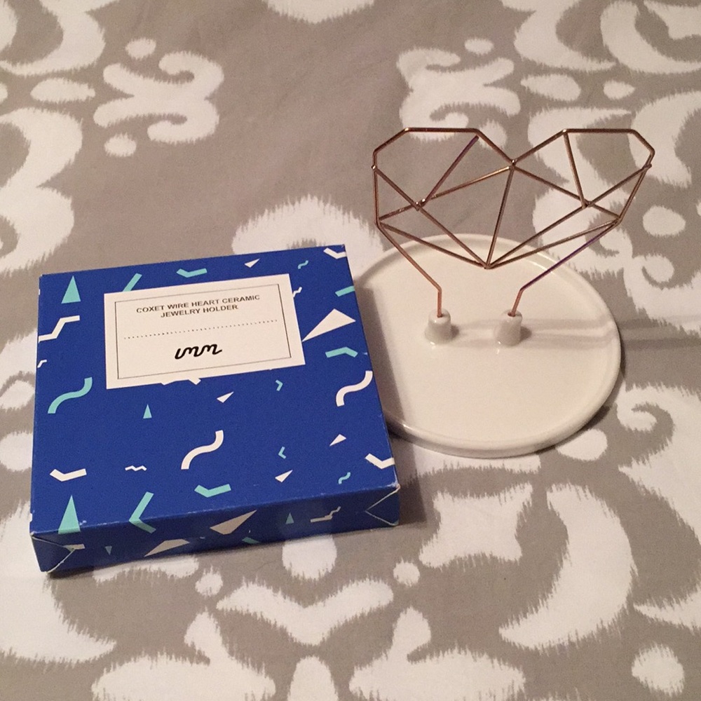NWT rose gold ceramic heart jewelry holder!